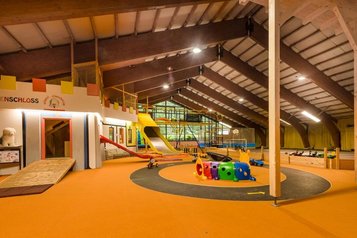 Indoorspielhalle mit einem Märchenschloss im Familienhotel Sonngastein in Bad Gastein.