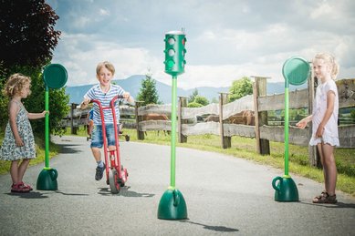 Kinder spielen Verkehrstraining im Landgut Furtherwirt, Lernspaß mit Roller und Ampelspiel auf dem Hof
